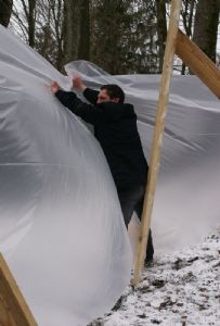 Fabio beim aufbauen des Windschutzes für den Apéro. Der Wind macht