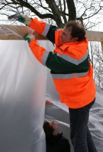 Peter beim aufbauen des Windschutzes für den Apéro.<br /><br />©Peter Zumstein