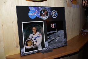Autogramm von Edwin "Buzz" Aldrin mit integriertem original Mondstaub.<br />©Peter Zumstein